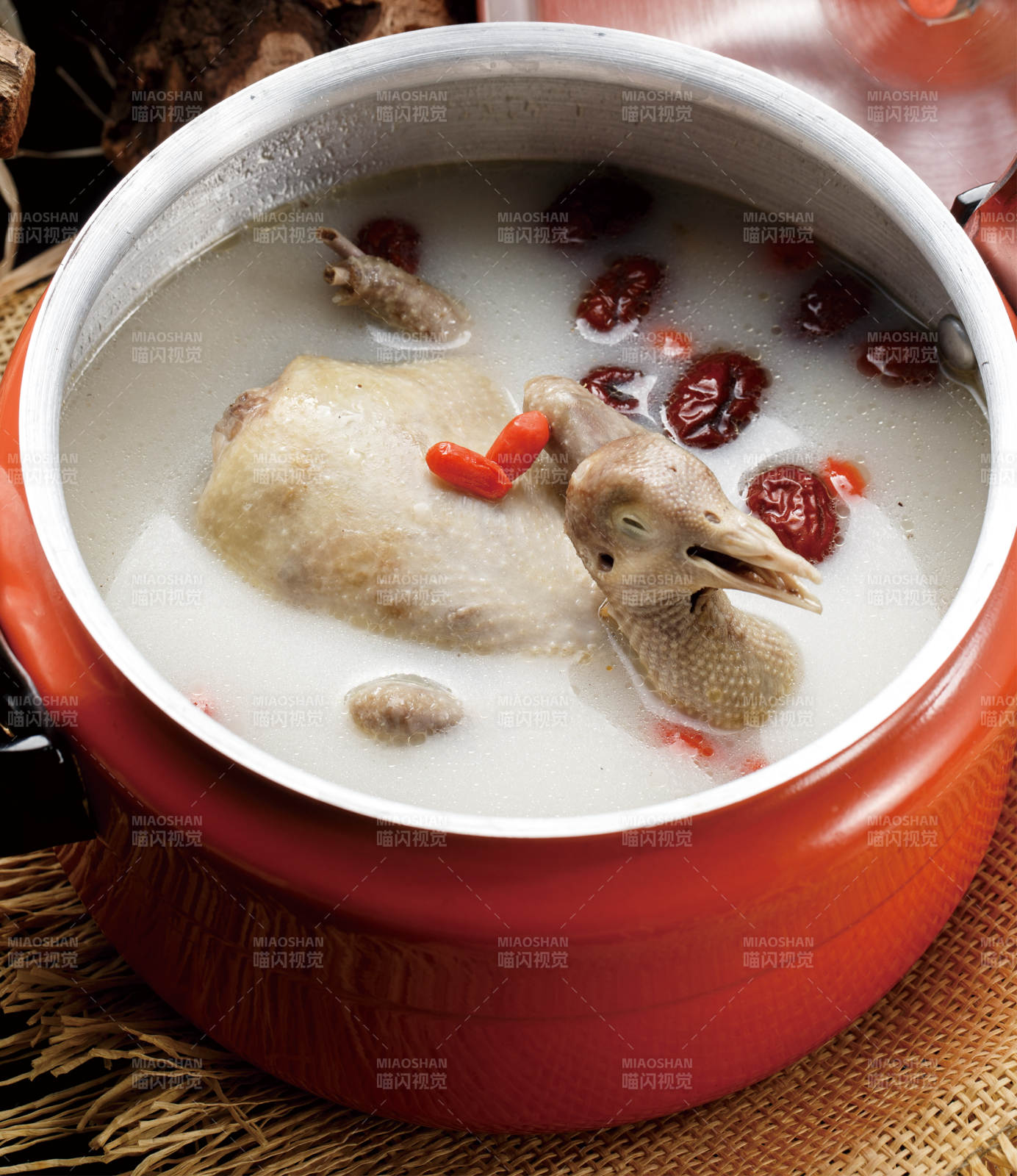 橙色不锈钢汤锅装的天麻乳鸽汤
