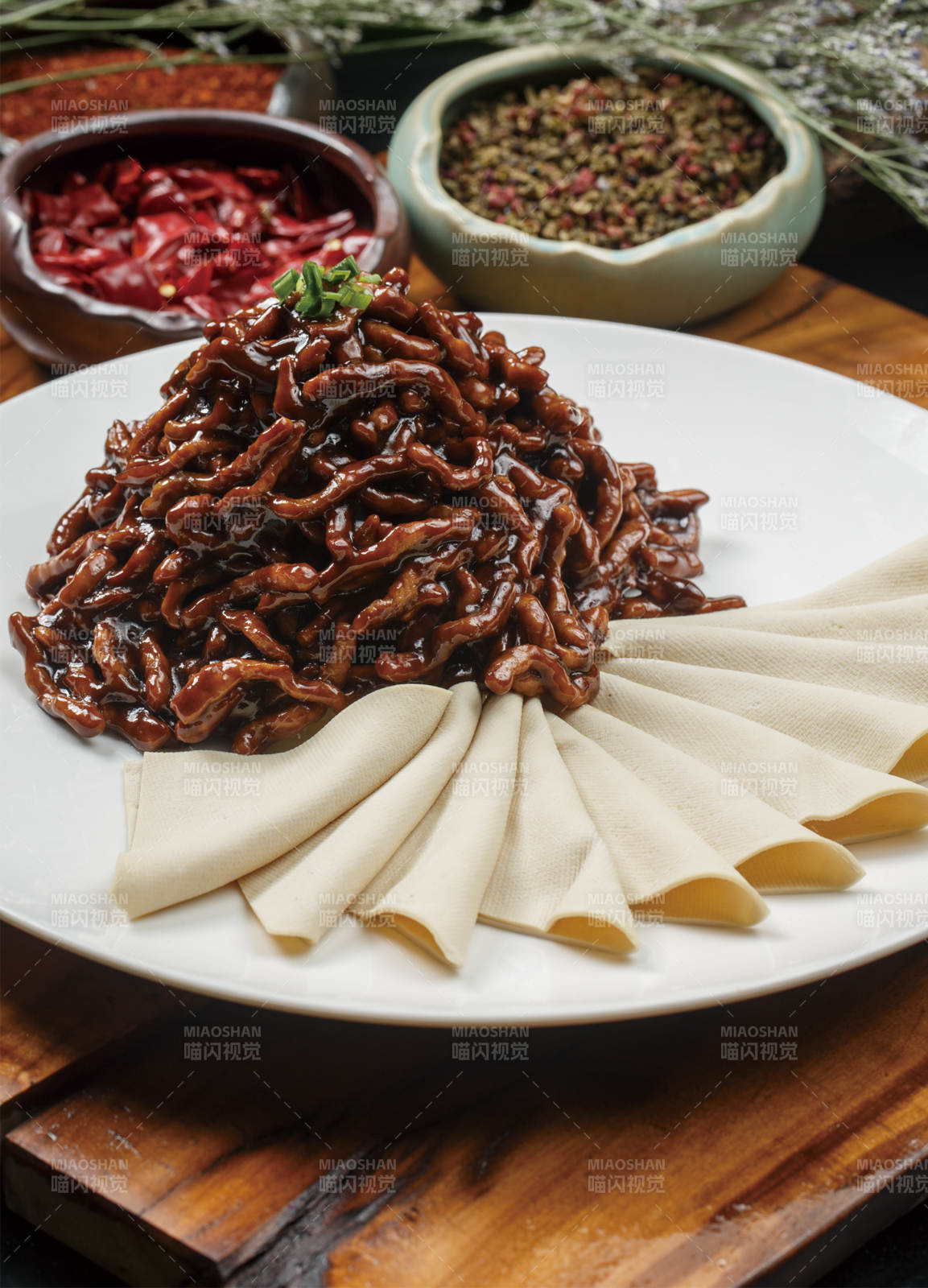 圆形白色瓷盘装的京酱肉丝