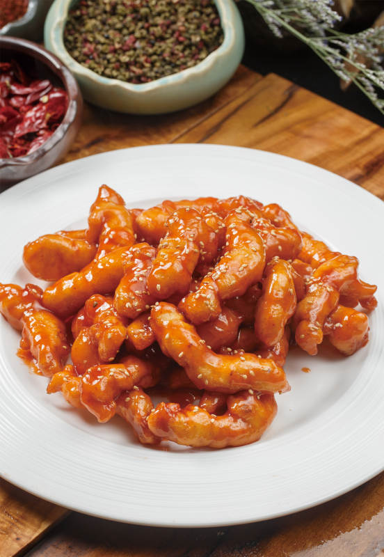 圓形白瓷盤裝的糖醋里脊