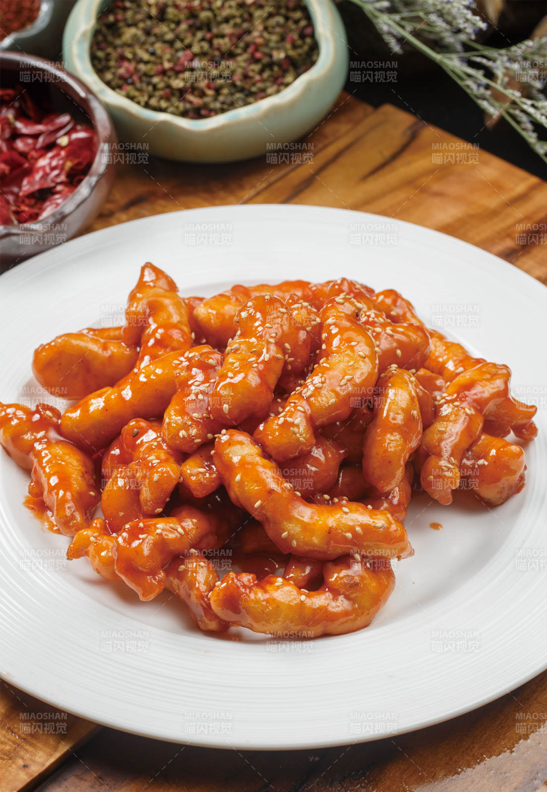 圓形白瓷盤裝的糖醋里脊