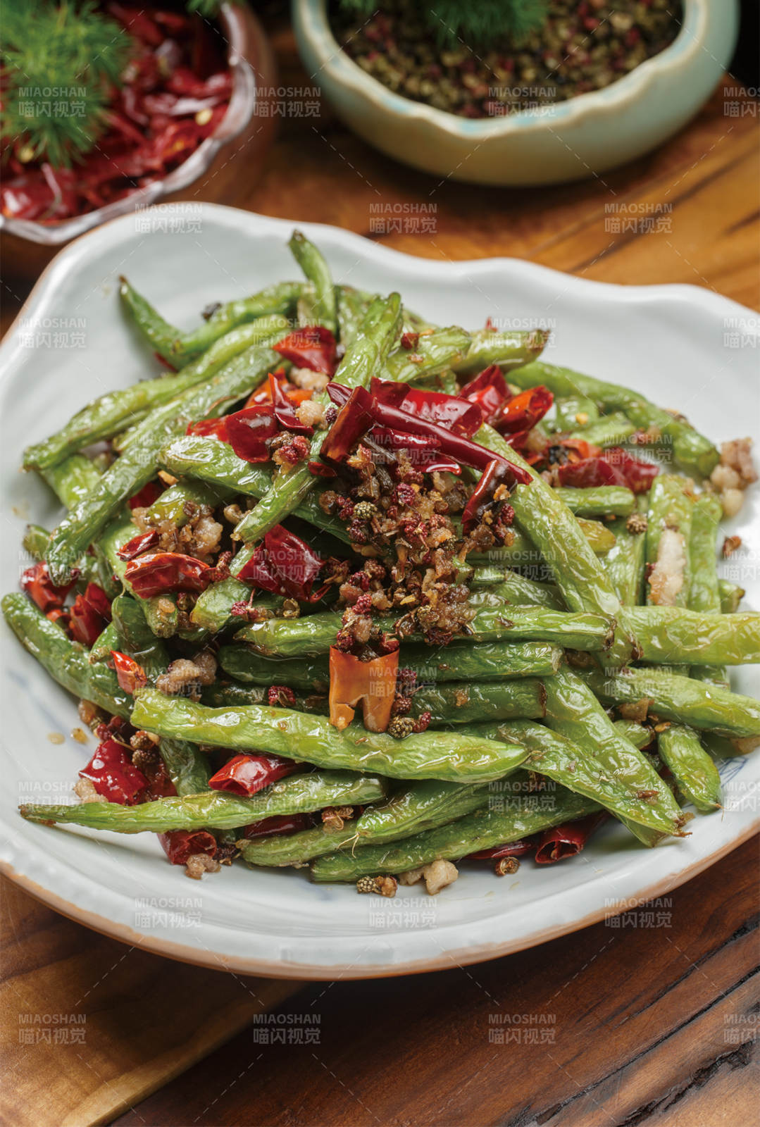 白色瓷盤裝的干煸豆角