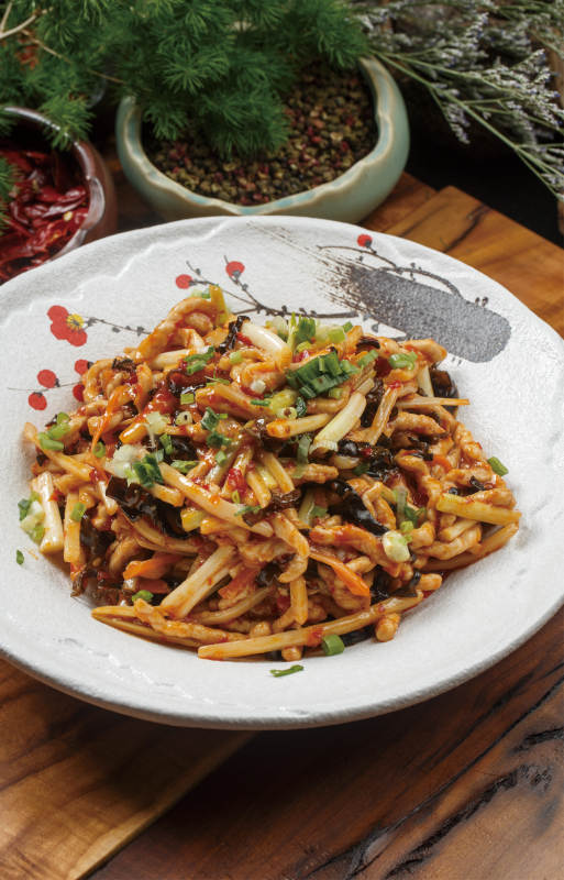 白色瓷盤裝的涼拌肉絲黃花菜