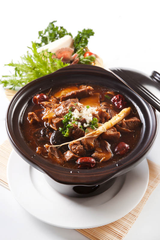 养生滋砂锅过红枣人参香菇炖牛腩