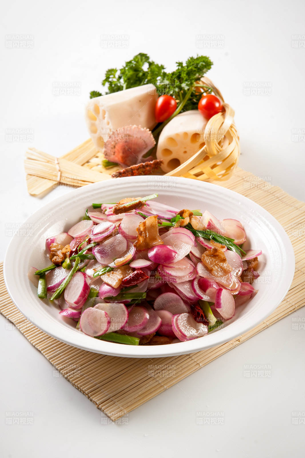 韭菜辣炒樱桃萝卜五花肉