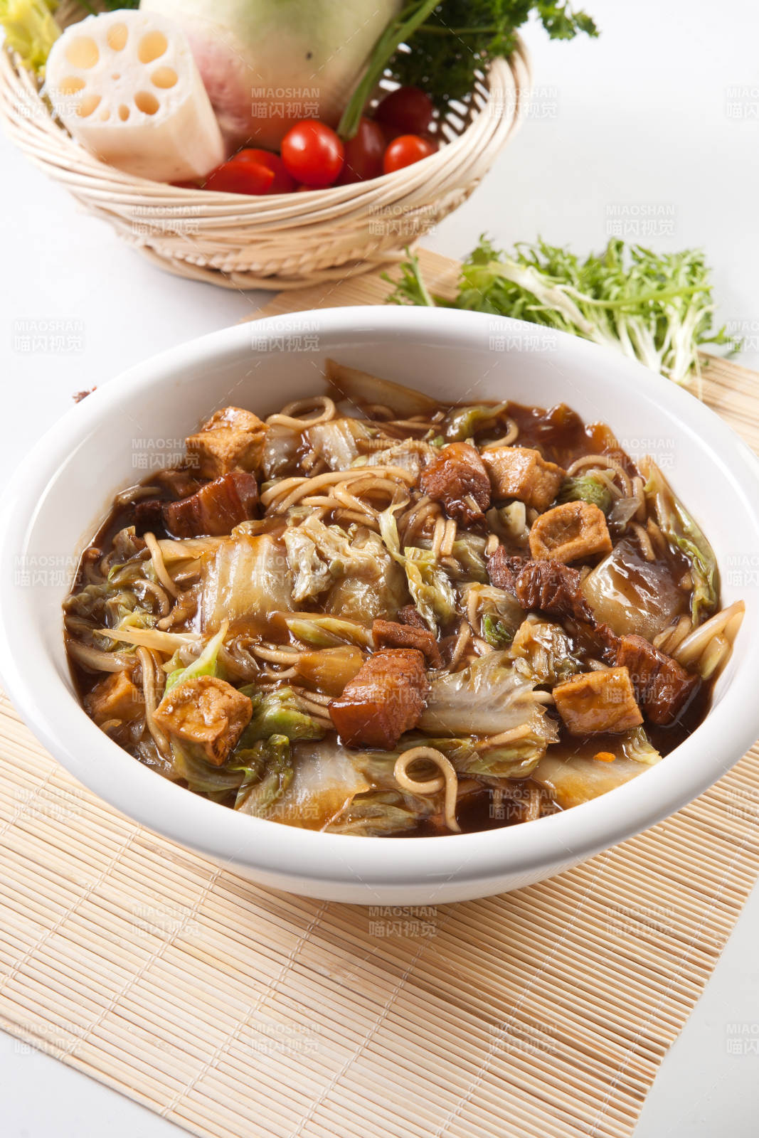 农家红烧肉白菜豆腐炖粉条