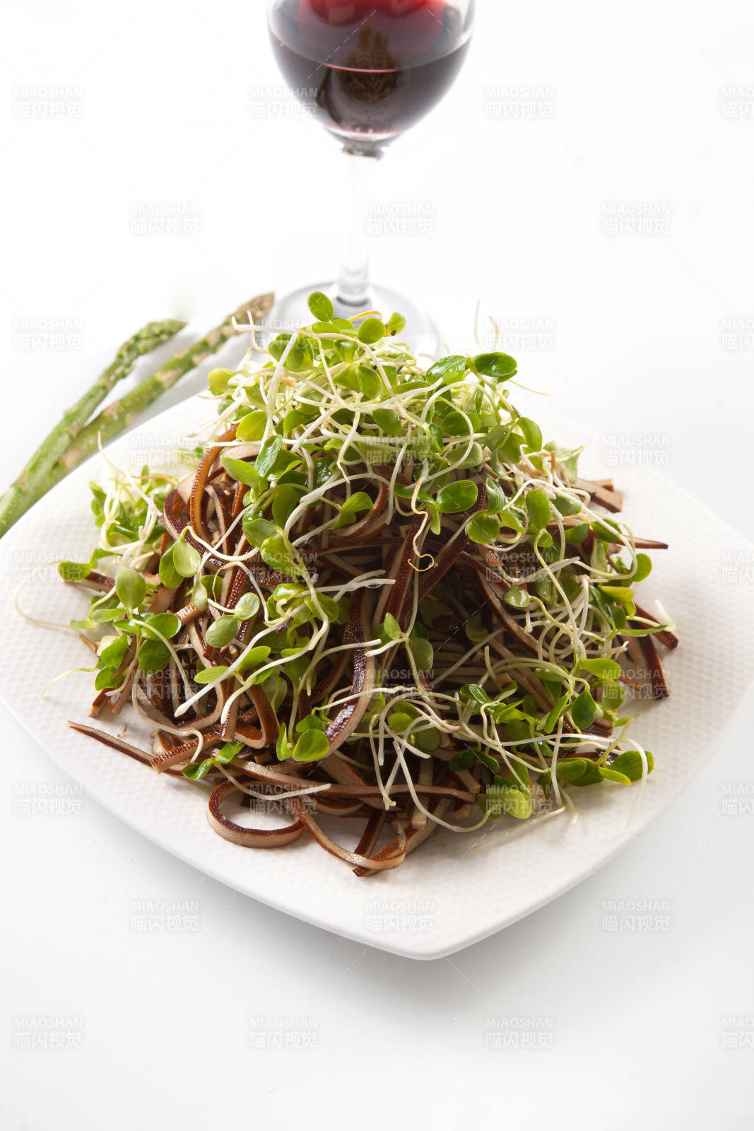 香椿苗熏豆腐丝