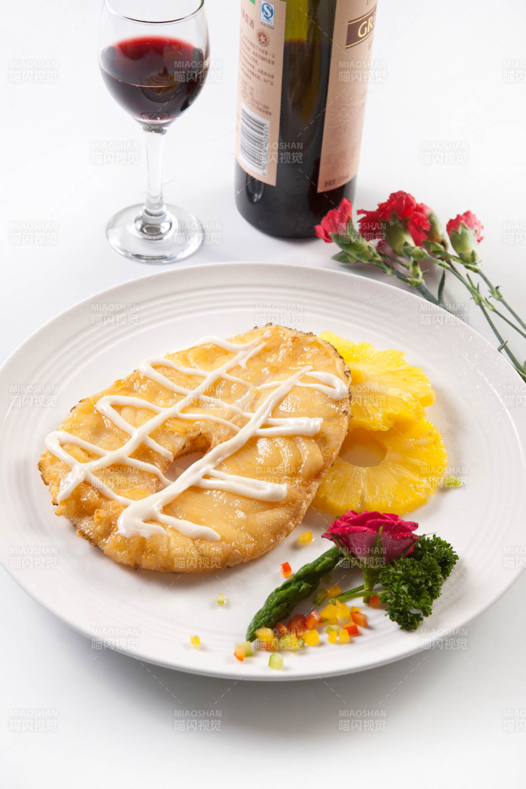 菠萝片配香炸银鳕鱼