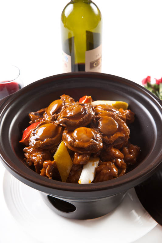 砂锅南非鲍烧柴鸡块