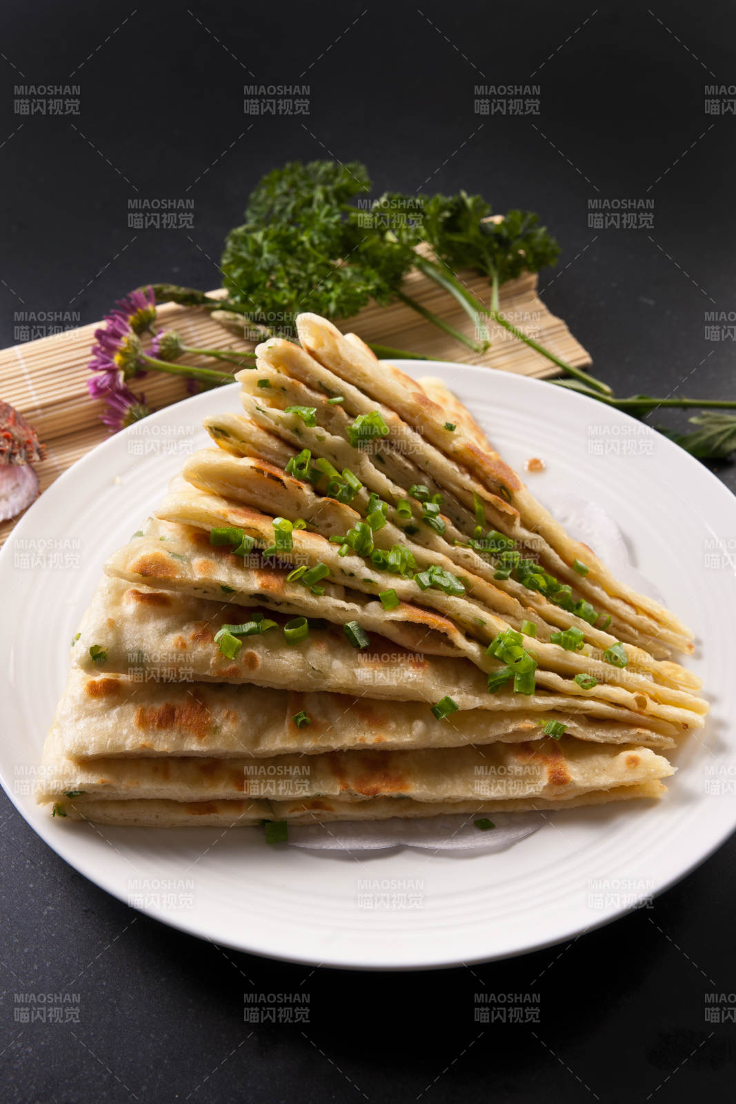 现烙葱花饼图片