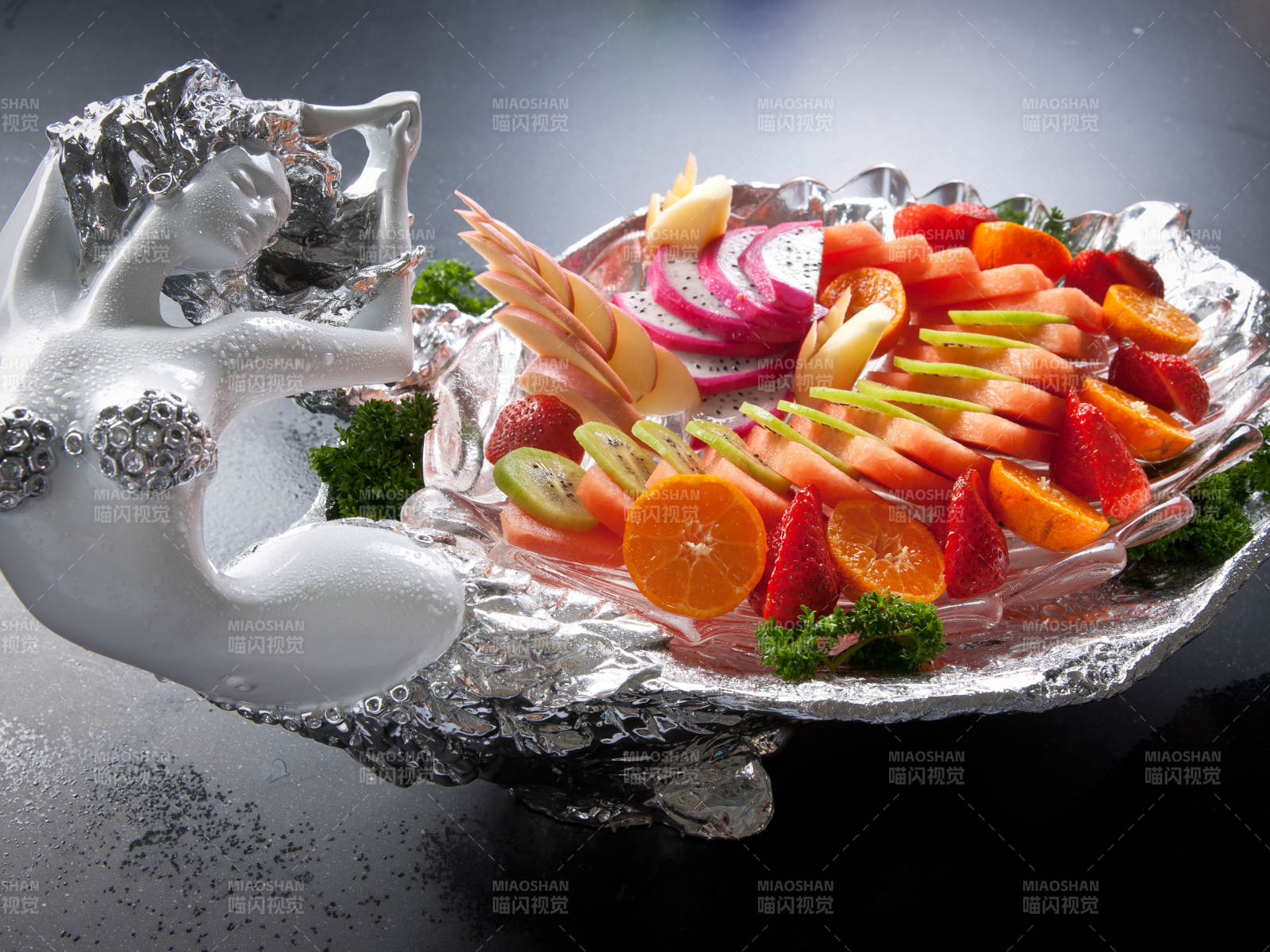 精美餐具装的的水果盘