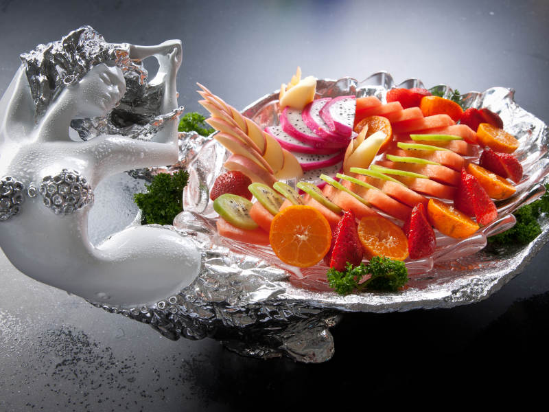 精美餐具装的的水果盘