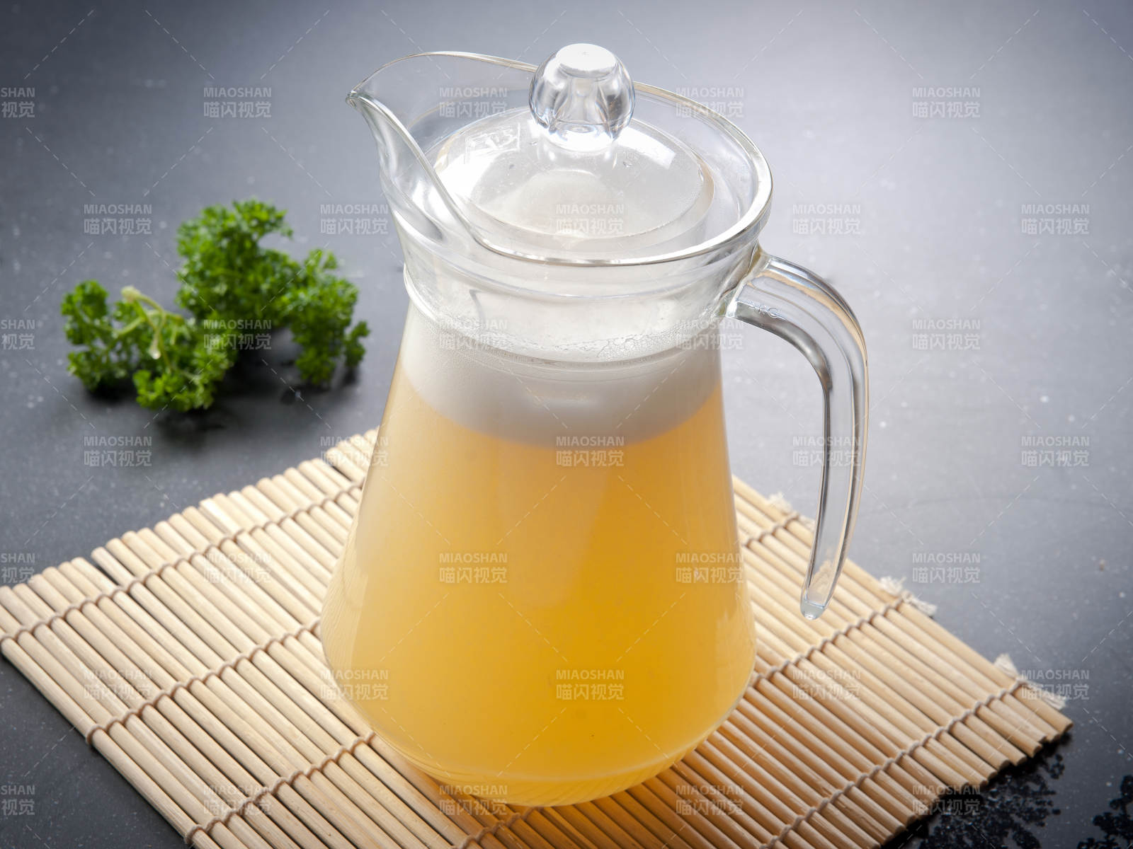 玻璃器皿装的鲜榨果蔬汁