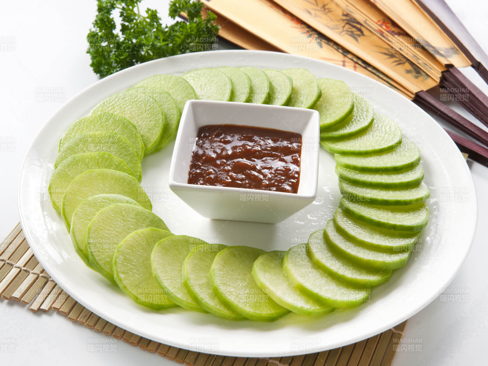 蘸酱青萝卜片图片