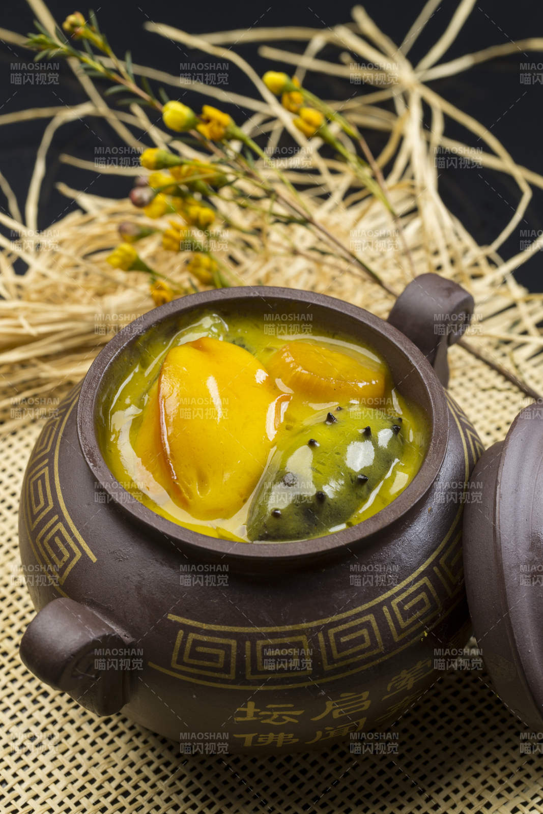 紫砂罐装的浓汤海底佛跳墙