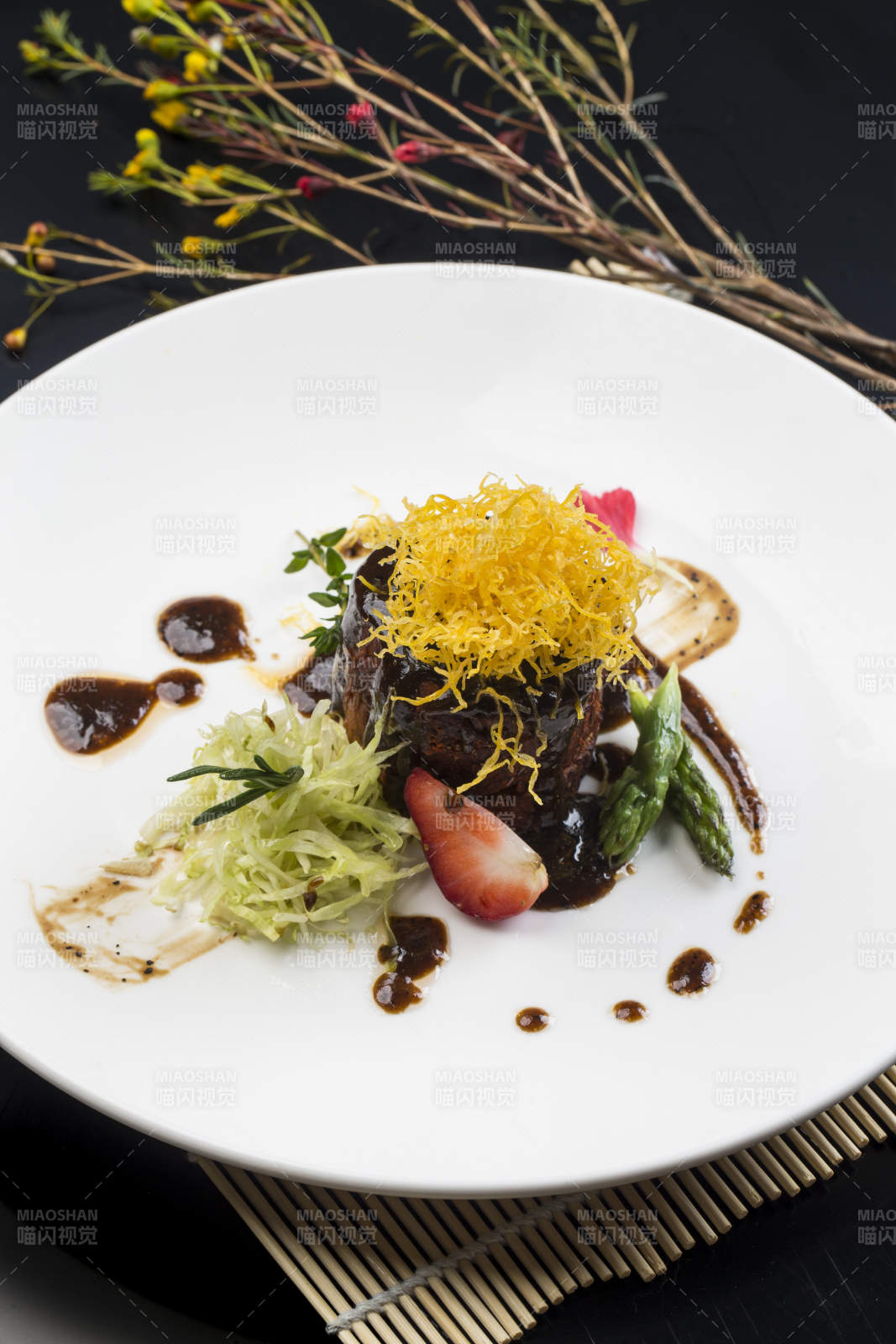 圆形白色瓷盘装的黑胡椒酱火腿图片