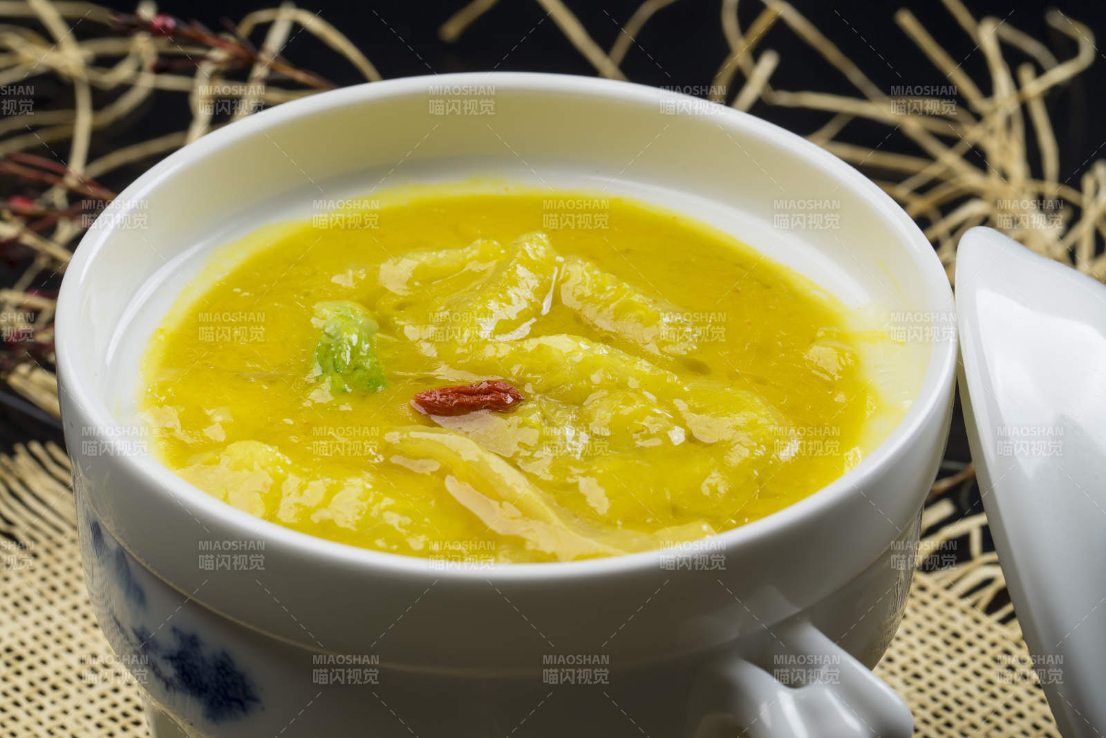 白色瓷汤盅装的浓汤鱼肚花胶