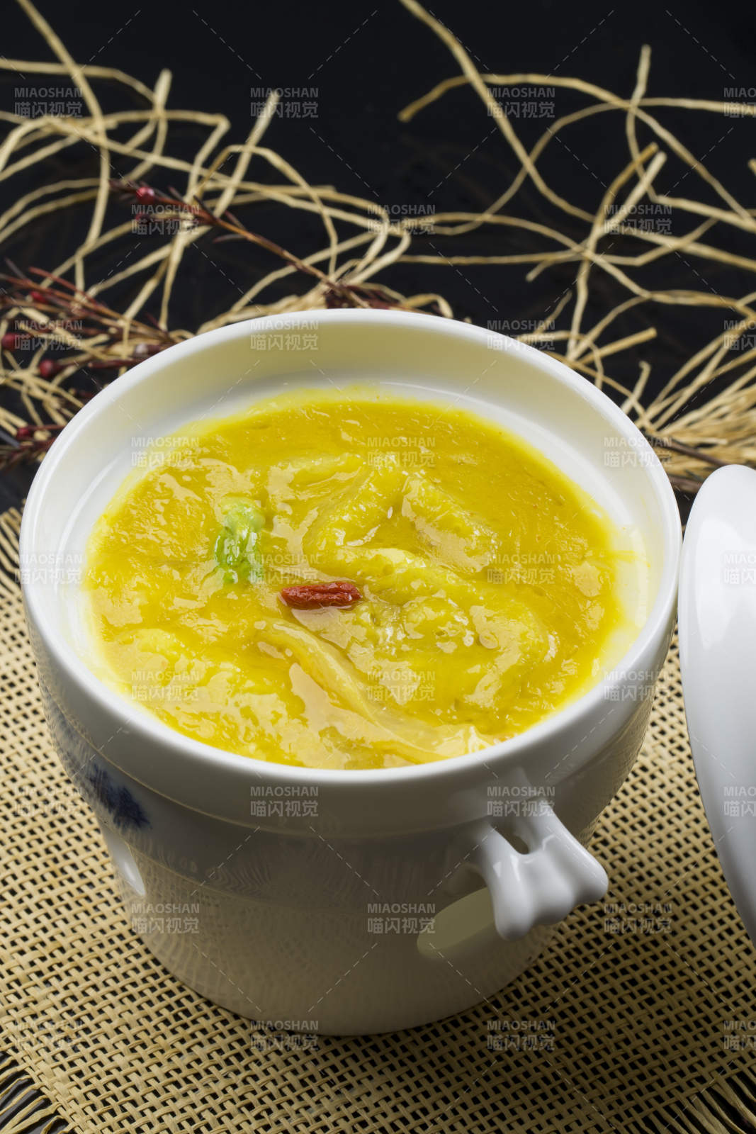 白色瓷汤盅装的浓汤鱼肚花胶