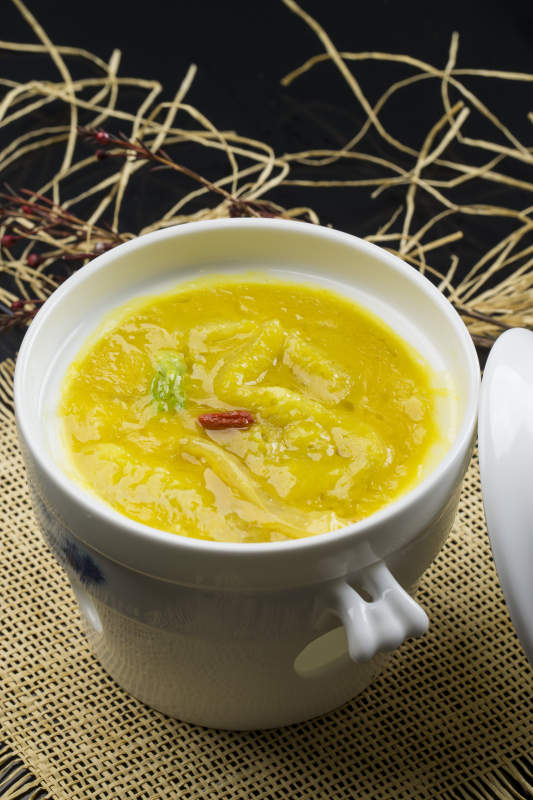 白色瓷汤盅装的浓汤鱼肚花胶