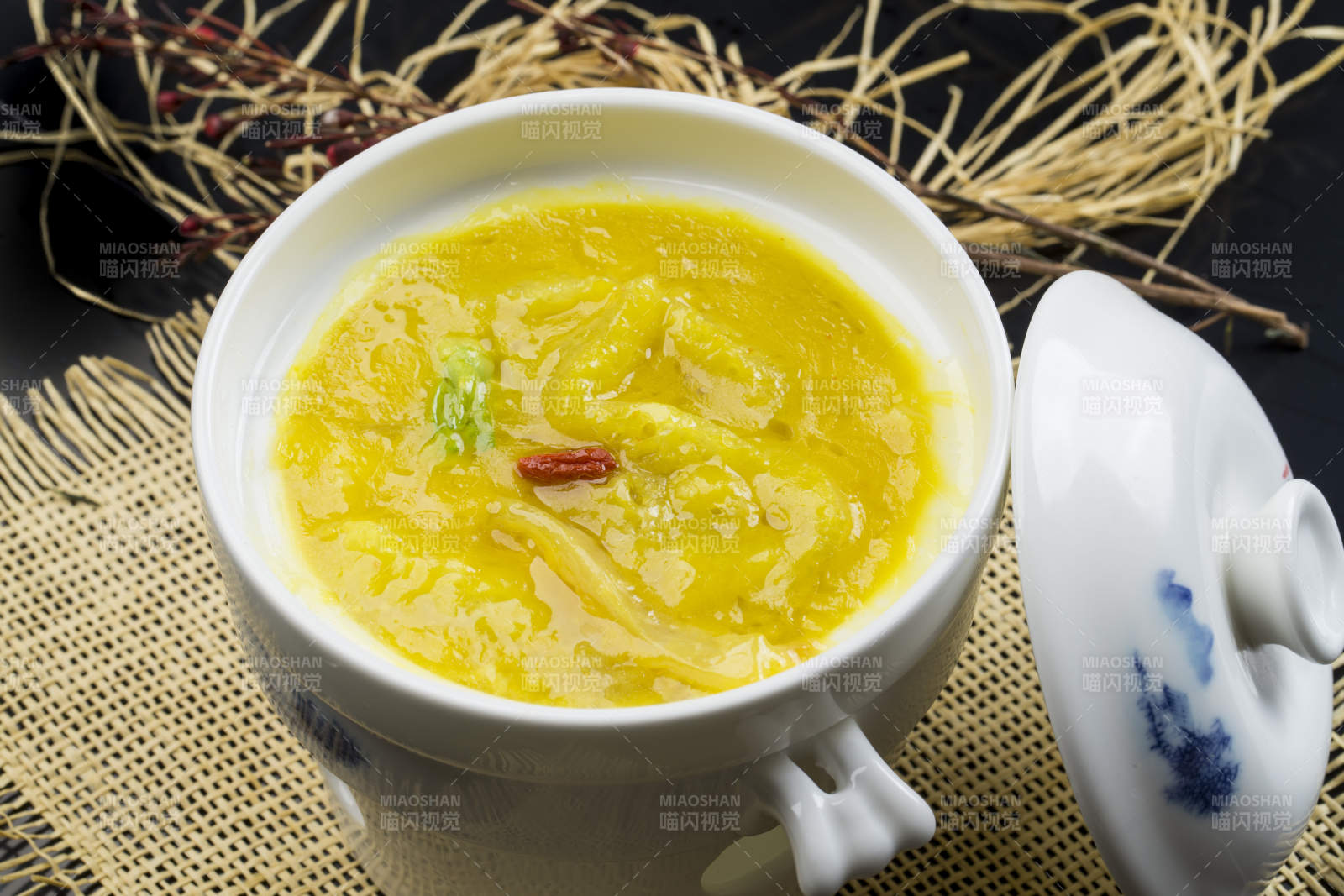 白色瓷汤盅装的浓汤鱼肚花胶