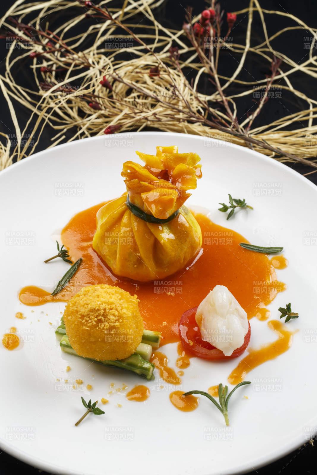 圆形白色瓷盘装的油炸汤圆口袋肉