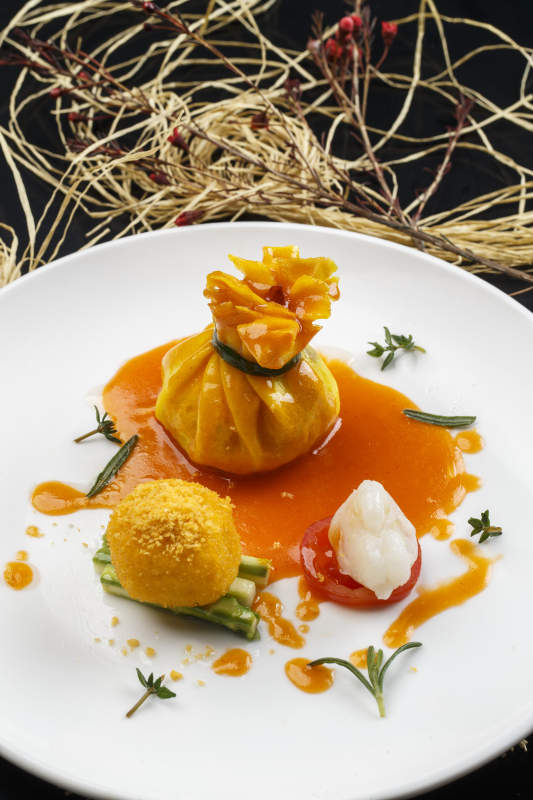 圆形白色瓷盘装的油炸汤圆口袋肉