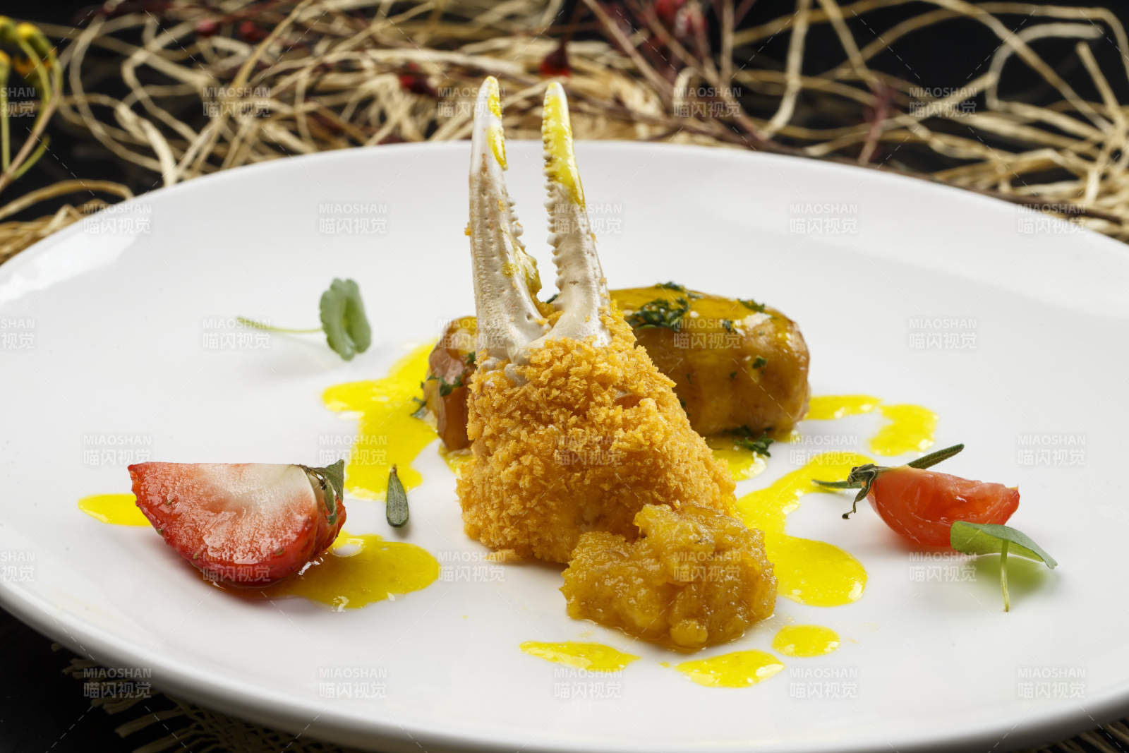 白色圆形瓷盘装的香炸深海蟹钳