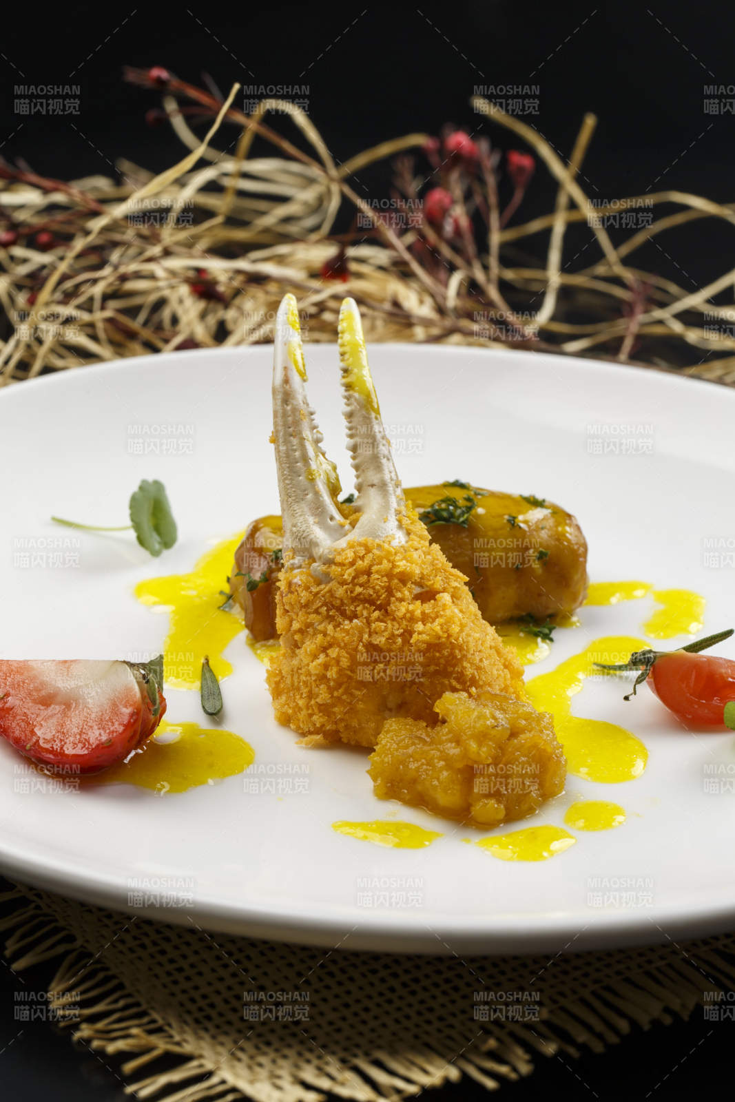 白色圆形瓷盘装的香炸深海蟹钳