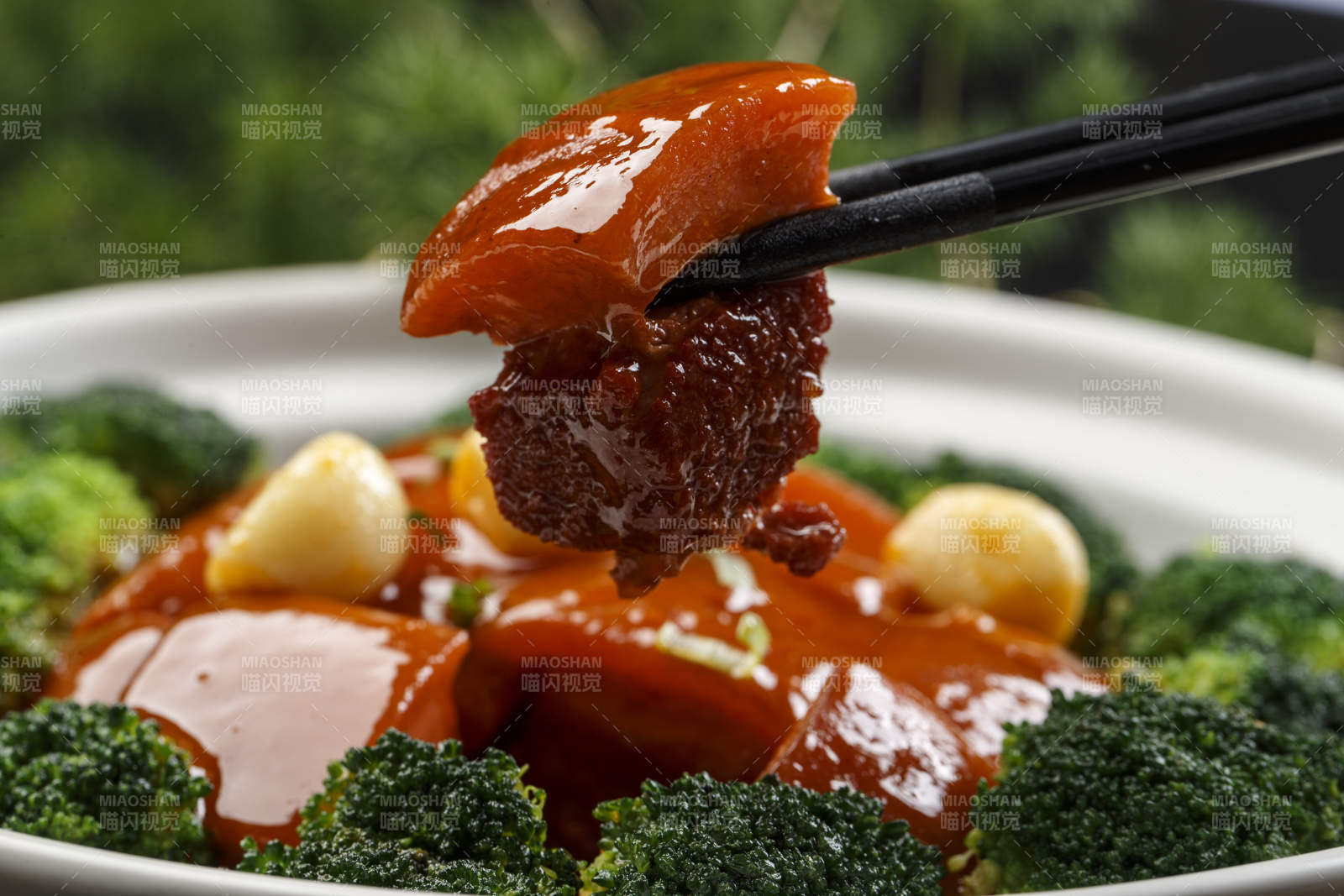 白色砂锅装的蒜香红烧肉