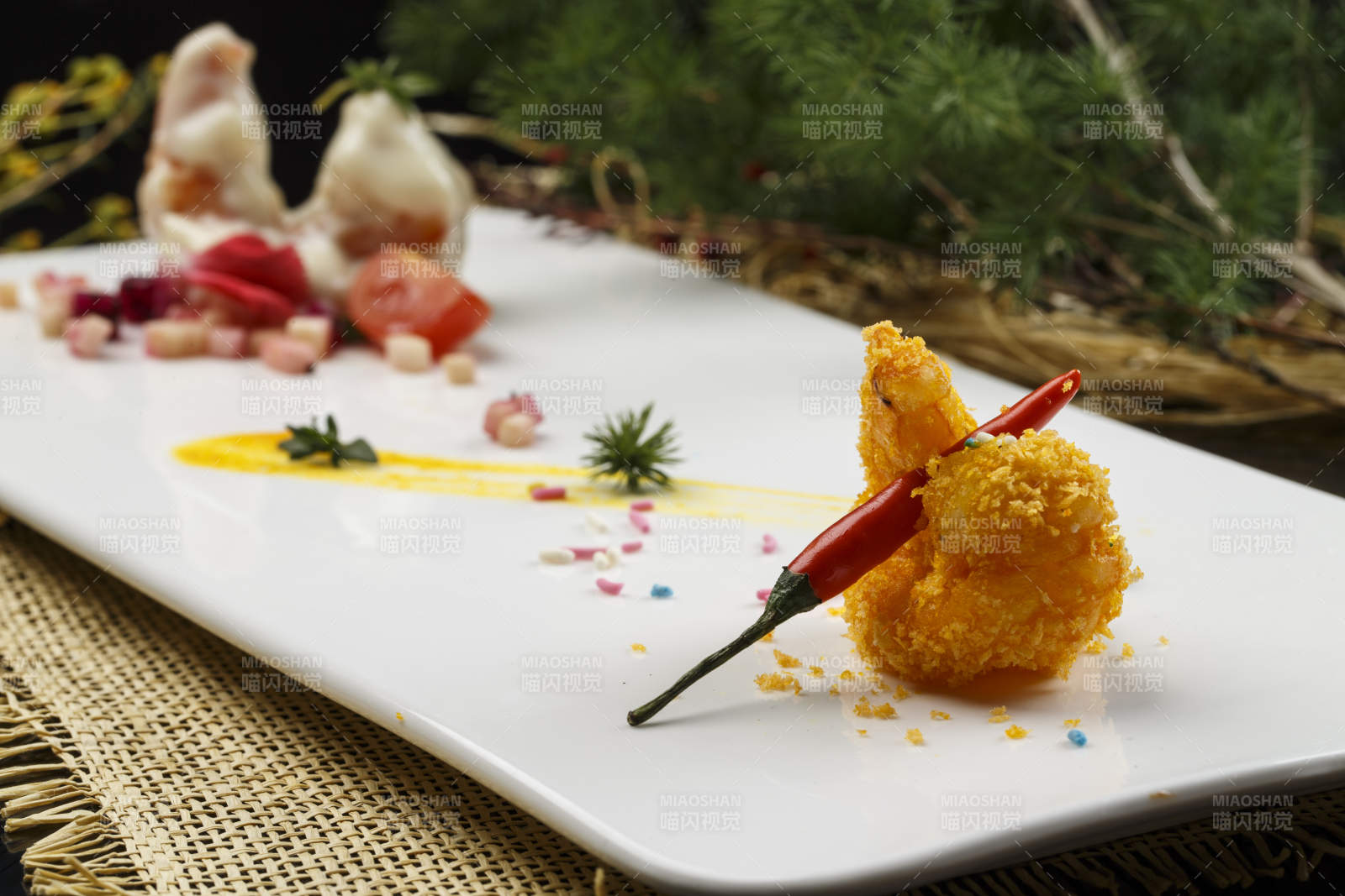 长方形白瓷盘装的一品炸虾图片