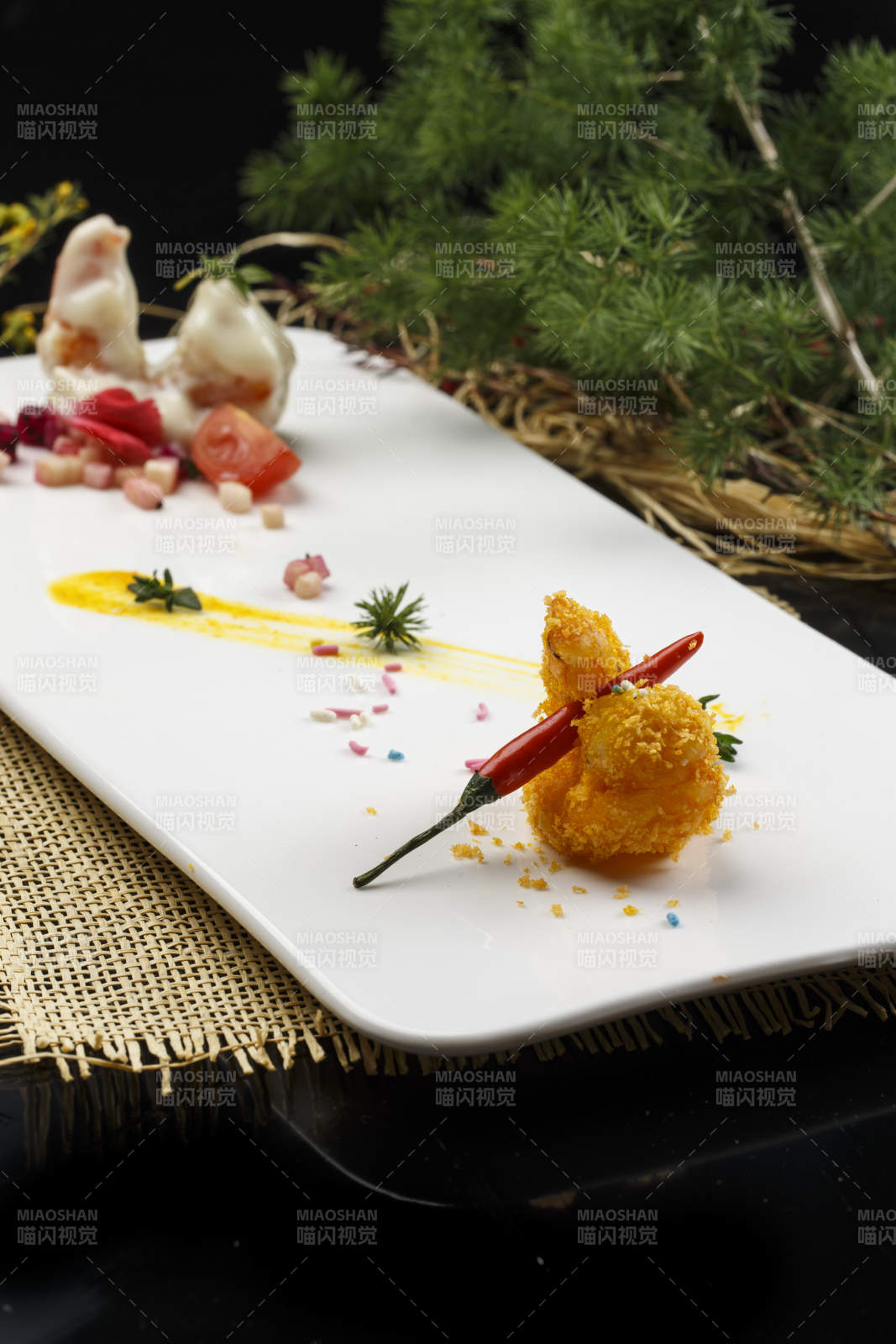 长方形白瓷盘装的一品炸虾图片