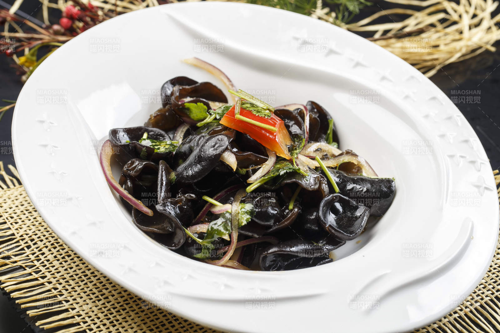橢圓白色瓷盤裝的芥末黑木耳