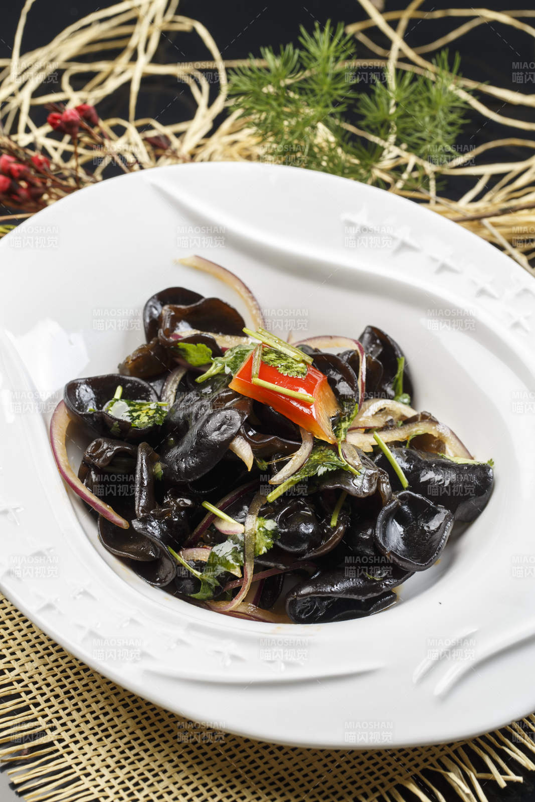 橢圓白色瓷盤裝的芥末黑木耳