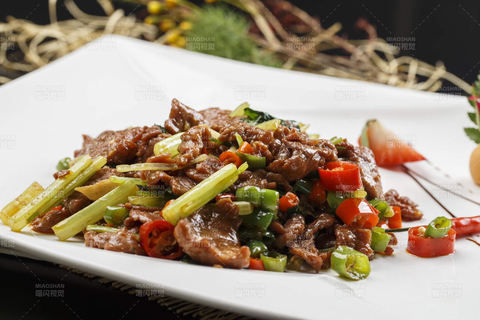 方形白色瓷盘装的湘味小炒肉