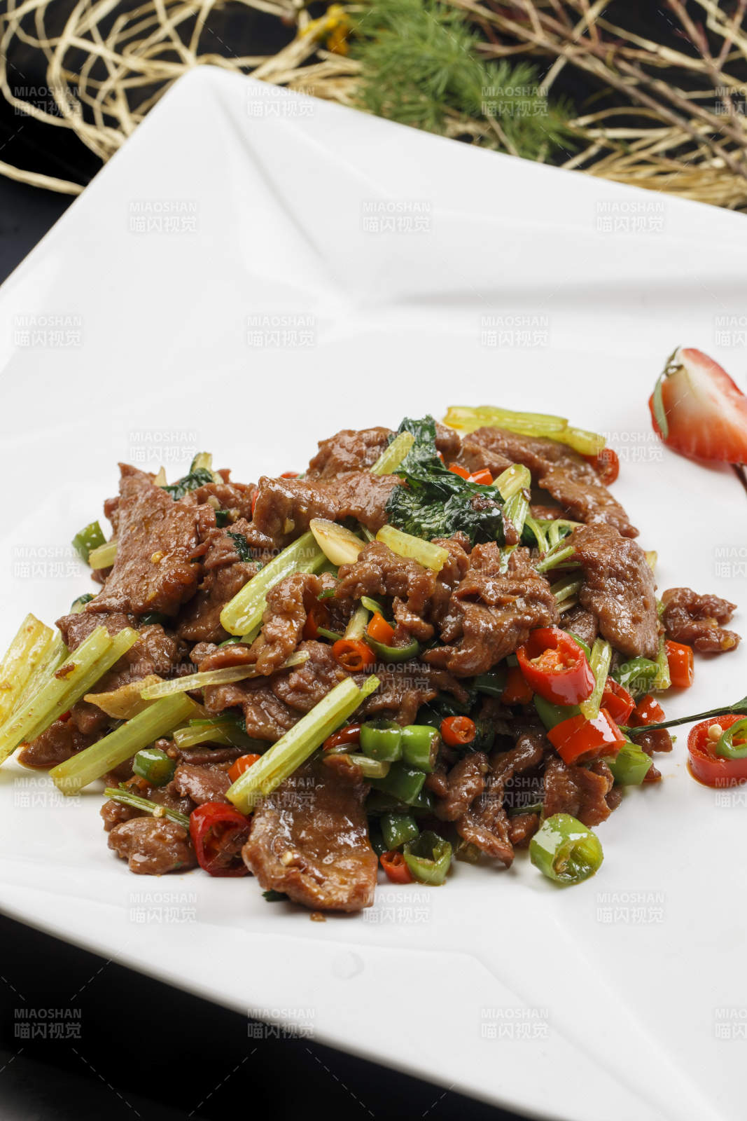 方形白色瓷盘装的湘味小炒肉