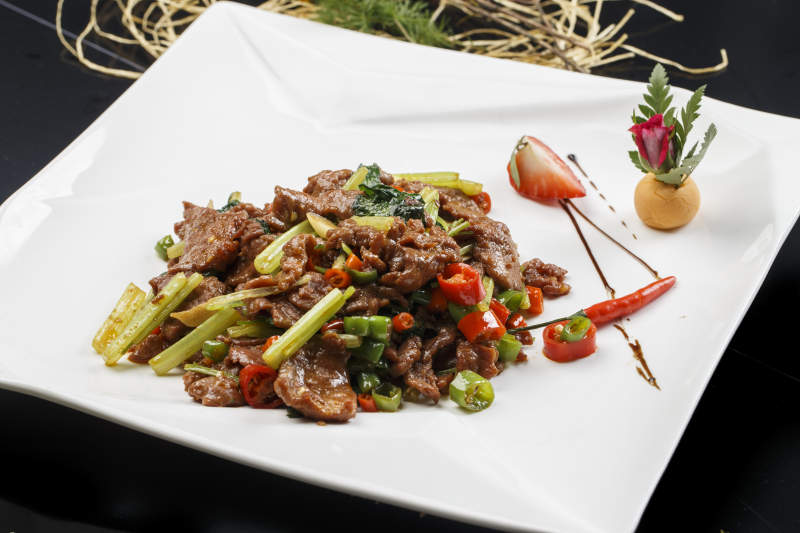 方形白色瓷盘装的湘味小炒肉