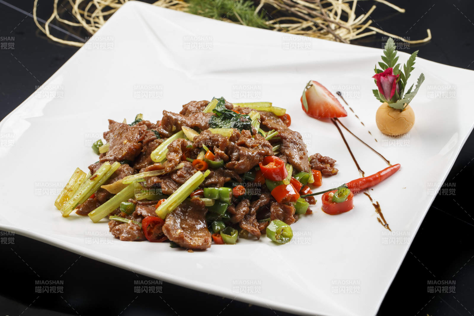 方形白色瓷盘装的湘味小炒肉