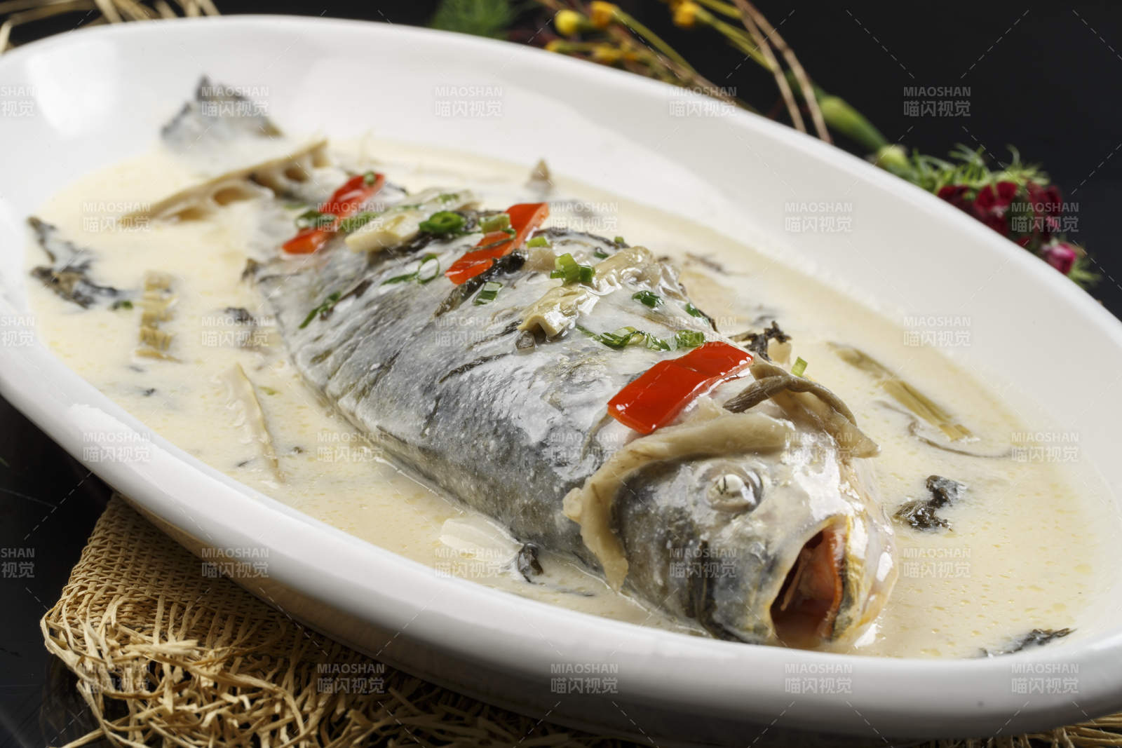 奶汤海鲈鱼图片