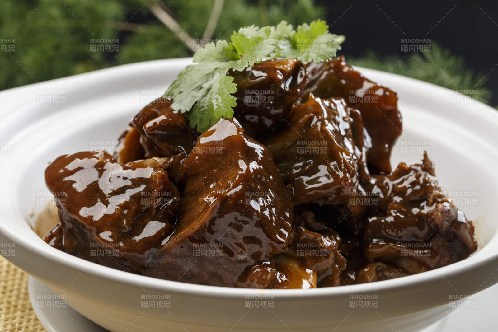 白色砂锅装的香煲酱香牛尾骨