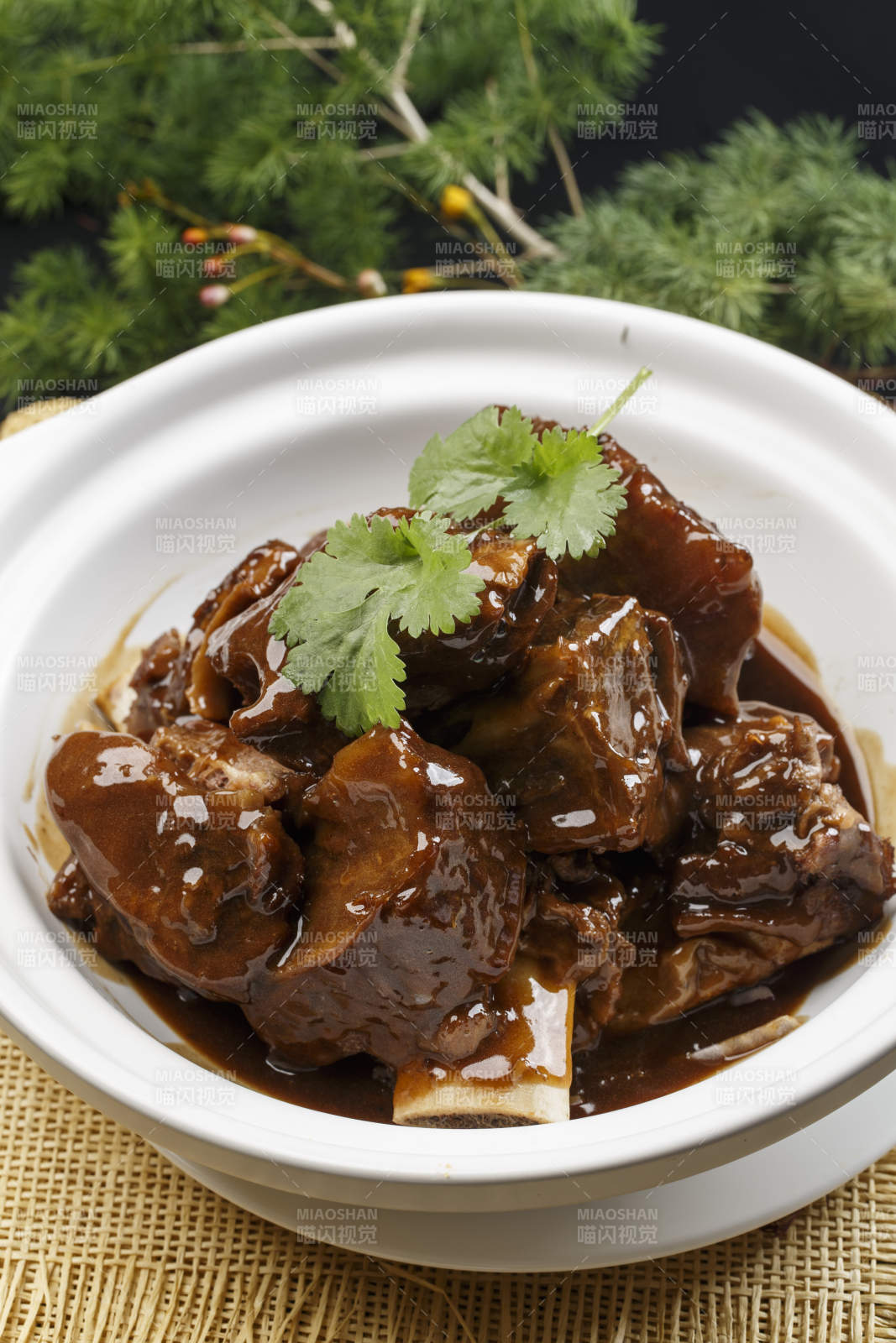 白色砂锅装的香煲酱香牛尾骨