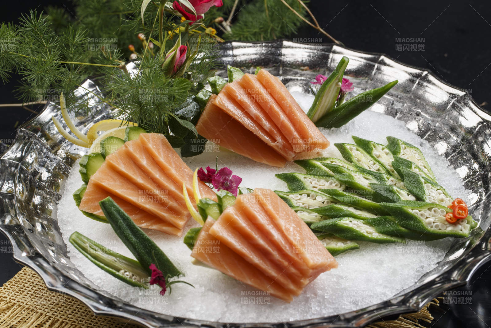 冰镇秋葵三文鱼刺身图片