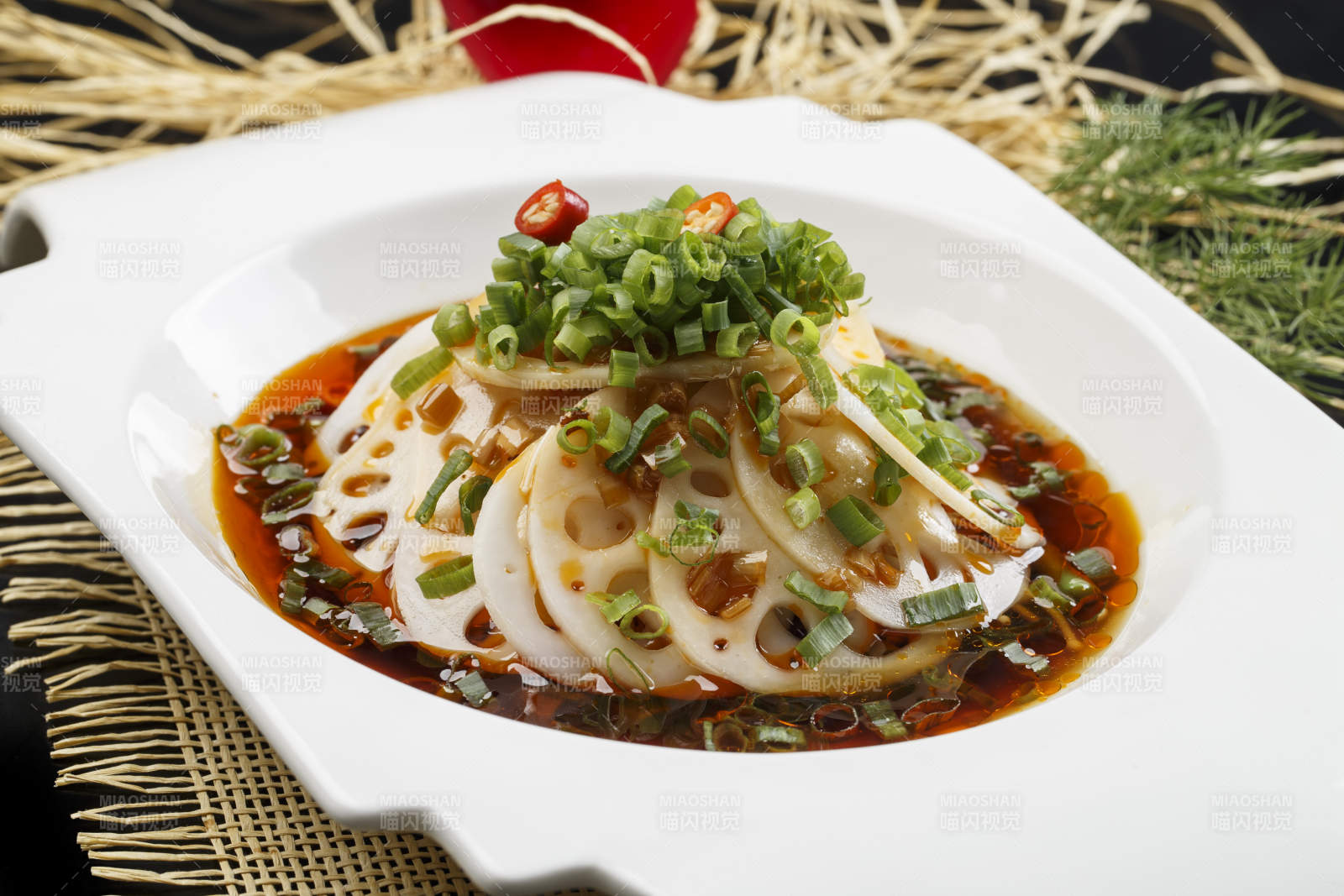 精美瓷餐具装的酸辣凉拌藕片