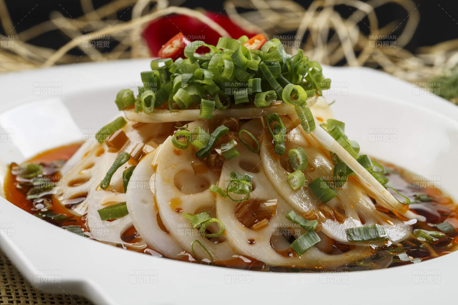 精美瓷餐具装的酸辣凉拌藕片