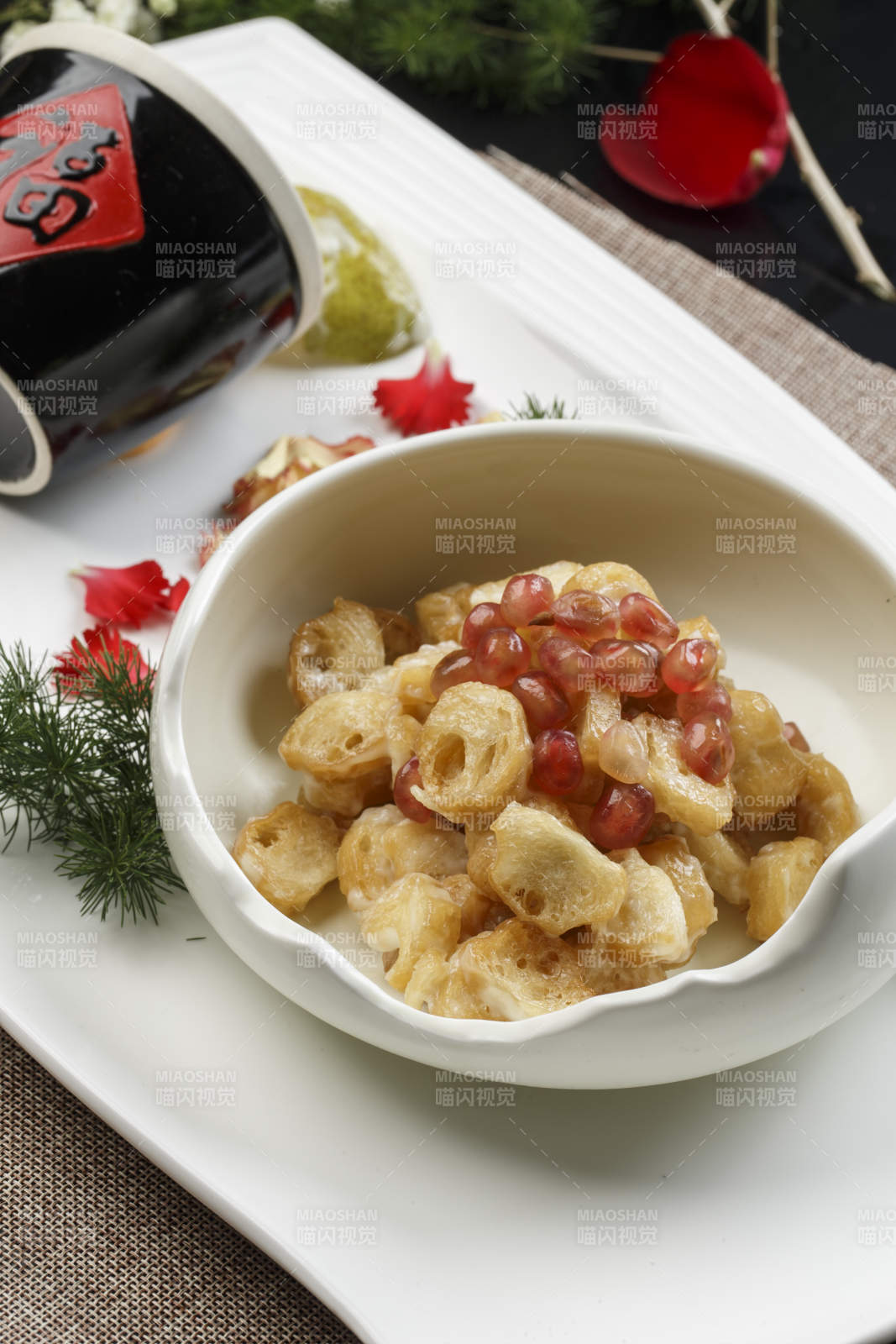 青瓷餐具装的石榴籽炸面筋