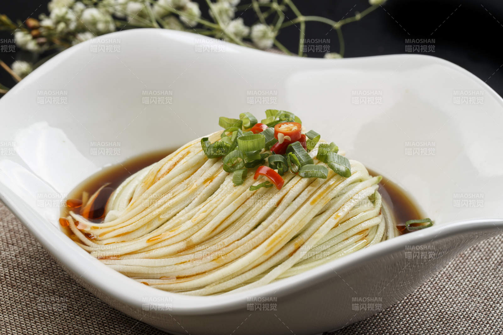 花型白瓷盘装的捞汁瓜丝-摄影图