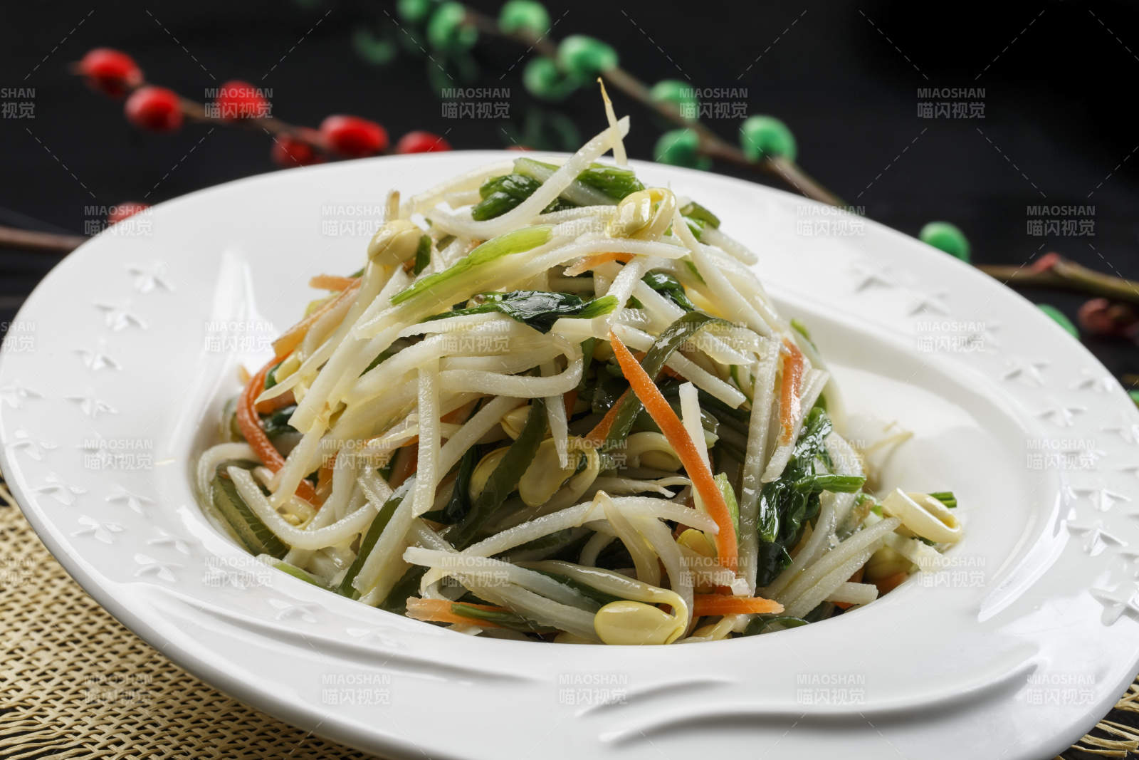 白色瓷盘装的菠菜胡萝卜丝拌豆芽