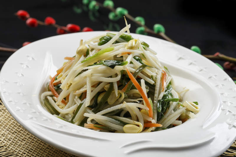 白色瓷盘装的菠菜胡萝卜丝拌豆芽