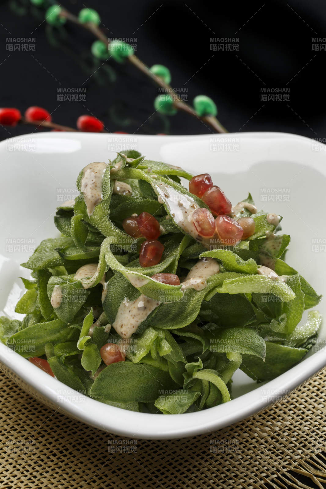 白色瓷盘装的石榴籽穿心莲佐凯撒酱