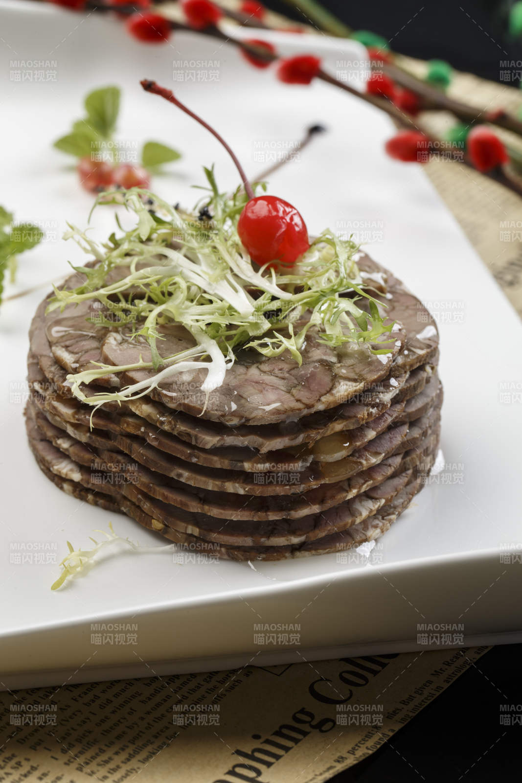 白色瓷盘装的五香压牛腱切片