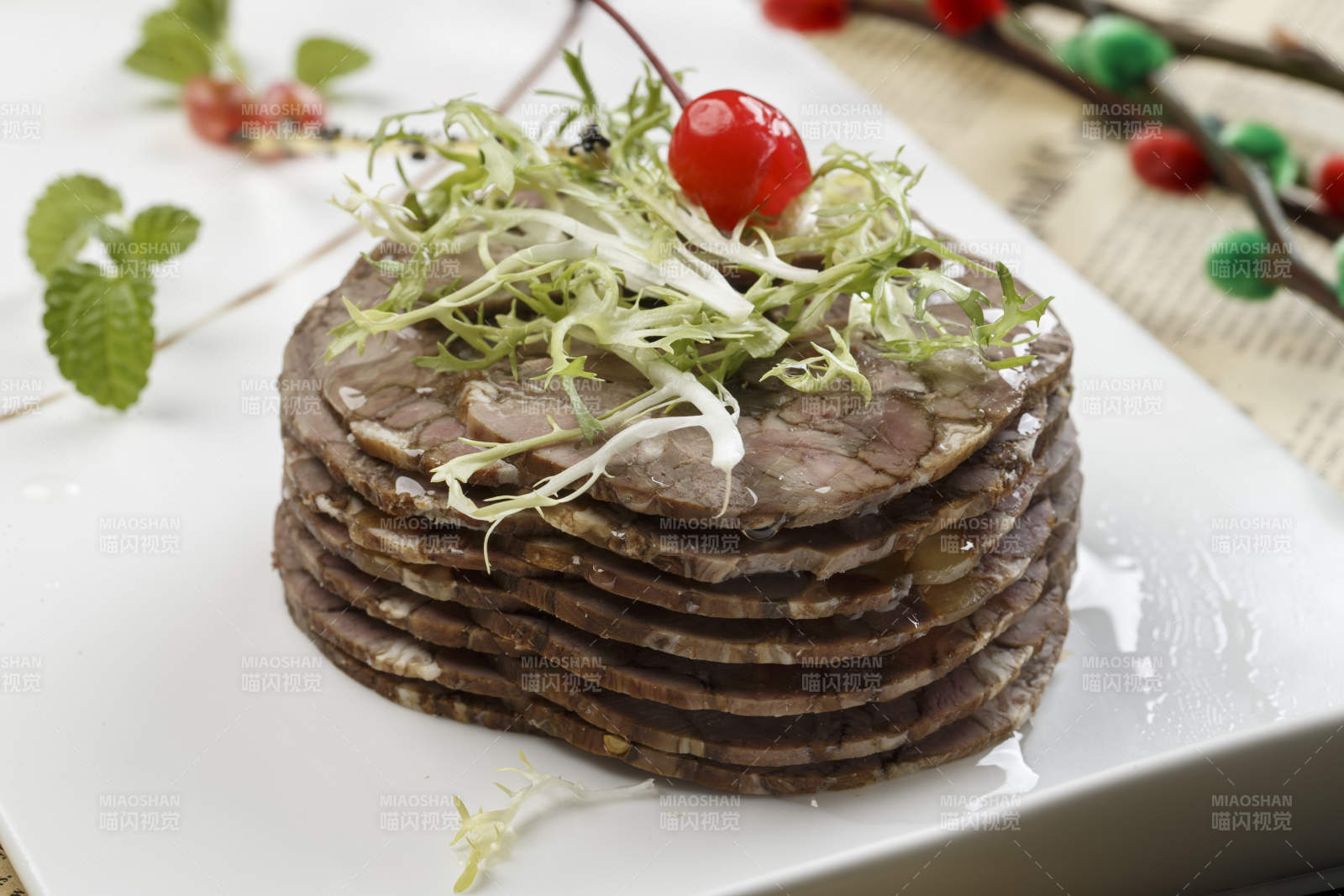 白色瓷盘装的五香压牛腱切片