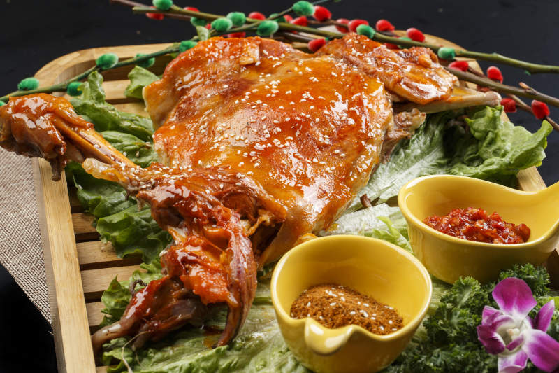 木质托盘装的蒙餐碳烤羊腿